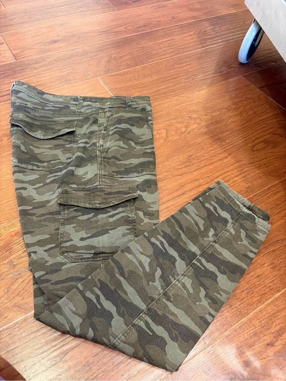 Women's Camouflage Cropped Cargo Jeans - Olive Camo